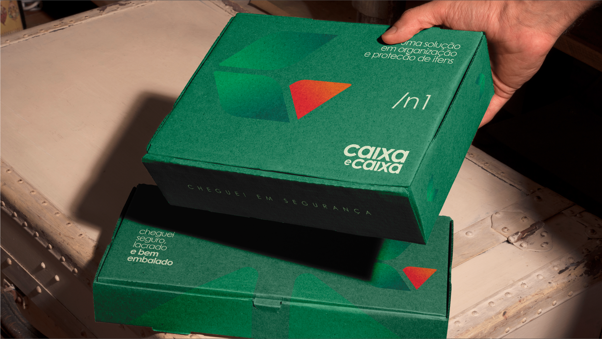 Aplicação de identidade visual — Packaging e experiência de entrega